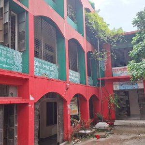 এক ভবনে দুই স্কুল, নেই মাঠ: পাঠ্যক্রমে যুক্ত হলেও কীভাবে খেলবে শিশুরা? 