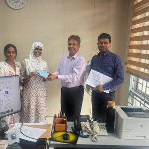 বিদেশি শিক্ষার্থীর হারিয়ে যাওয়া স্মার্টফোন উদ্ধার করে ফিরিয়ে দিলো সিআইডি