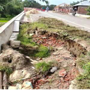 ৮ কোটি টাকার সেতুতে দেড় বছরে ধস