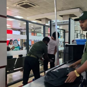 শাহজালালে প্রযুক্তিহীন তল্লাশি: বেল্ট-জুতা খুলে খালি পায়ে দাঁড়িয়ে থাকতে হয় যাত্রীদের   