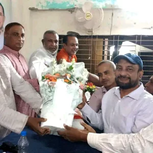বিএনপির সভায় ফুল দিয়ে শুভেচ্ছা জানালেন আ.লীগ নেতা