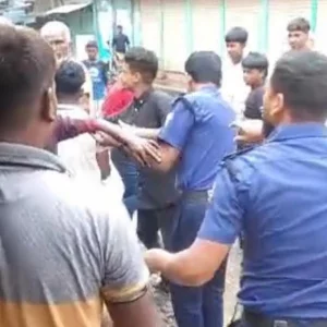 পুলিশের সঙ্গে ধস্তাধস্তি করে যুবলীগ নেতাকে ছিনিয়ে নিলেন কর্মী-সমর্থকরা