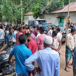 বাংলাদেশিকে ধরে নিয়ে যাওয়ার পর ভারতীয় নাগরিককে ধরে আনলেন গ্রামবাসী