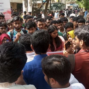 সহপাঠীর ওপর হামলার বিচার চেয়ে জবিতে বিক্ষোভ, প্রশাসনের বাধা