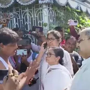 মমতার গাড়িবহরে জুতা ও কাদা নিক্ষেপ, ‘ডাকাতের রানি’ স্লোগান