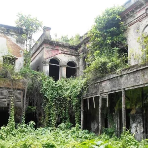 যে বাড়ি শাসন করত ২২ পরগনা, আজ তার দরজা-জানালা চুরি!