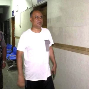 গভীর রাতে সরকারি ভবনে নারীসহ পাসপোর্ট কর্মকর্তা আটক