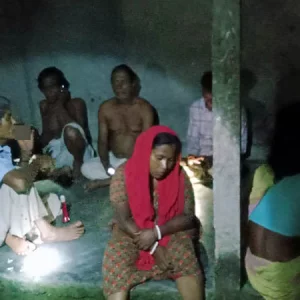 সারা রাত মায়ের লাশ নিয়ে ঘরে অপেক্ষা, হচ্ছে না কবরের জায়গা