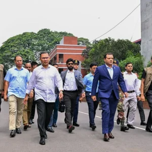 সচিবালয় থেকে পায়ে হেঁটে ওসমানী স্মৃতি মিলনায়তনে প্রধানমন্ত্রী