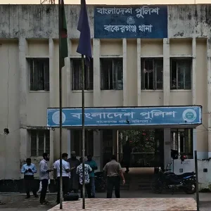 ঘুমন্ত স্ত্রী-শ্বশুর-শাশুড়িকে কোপানোর অভিযোগ, যুবক আটক