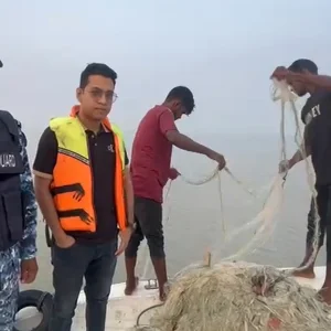 নিষেধাজ্ঞা অমান্য করায় দুই আড়তদারকে জরিমানা, জব্দ ইলিশ-কারেন্ট জাল