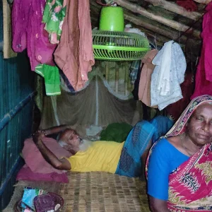 আম্পানে ভিটে হারিয়ে খালপাড়ের খুপরিতে দিন কাটছে সাতক্ষীরার শাহজাহান-রাবেয়া দম্পতির