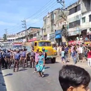 গাজীপুরের কালিয়াকৈরে বেতন বৃদ্ধির দাবিতে ঢাকা-টাঙ্গাইল মহাসড়ক অবরোধ পোশাকশ্রমিকদের, যান চলাচল বন্ধ