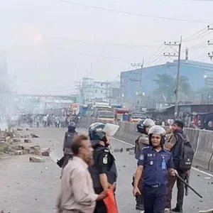 কালিয়াকৈরের চন্দ্রায় মজুরির দাবিতে মহাসড়ক অবরোধ, পুলিশের সঙ্গে পোশাকশ্রমিকদের সংঘর্ষ