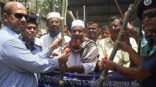 শার্শায় সন্ত্রাস প্রতিরোধে লাঠি-বাঁশি বিতরণ