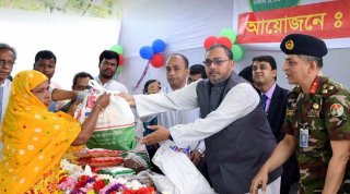 মার্চে ফ্যামিলি কার্ডধারীদের মাঝে টিসিবির পণ্য বিক্রয় কার্যক্রমের উদ্বোধনী অনুষ্ঠানে এক নারীর হাতে পণ্য তুলে দিচ্ছেন বাণিজ্য প্রতিমন্ত্রী আহসানুল ইসলাম টিটু