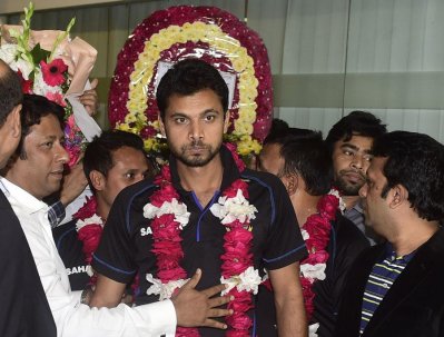 বিশ্বকাপ শেষে ফেরার পর বিমানবন্দরে মাশরাফিদের সংবর্ধনা