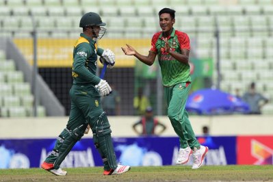 দক্ষিণ আফ্রিকার ব্যাটসম্যান ডি কককে সাজঘরে ফিরিয়ে আনন্দে আত্মহারা মুস্তাফিজ