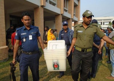 ভোটকেন্দ্রে নিয়ে যাওয়া হচ্ছে নির্বাচনি উপকরণ