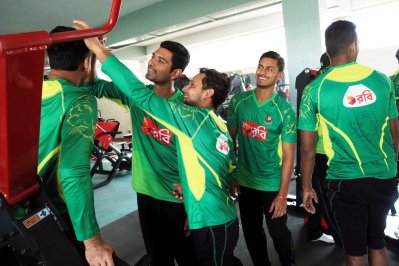 টেনিংয়ের ফাঁকে সতীর্থদের সঙ্গে রিয়াদ