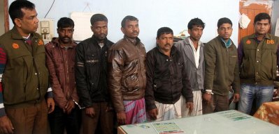 সিরাজগঞ্জে আন্তঃজেলা ডাকাত দলের আকটকৃত সদস্যরা