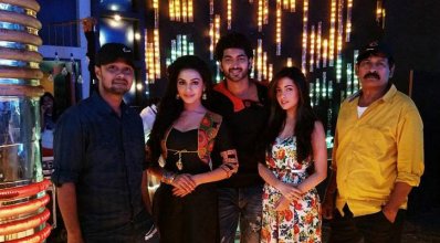 &lsquo;হিরো ৪২০&rsquo;-এর দুই পরিচালকের সঙ্গে নায়ক-নায়িকারা