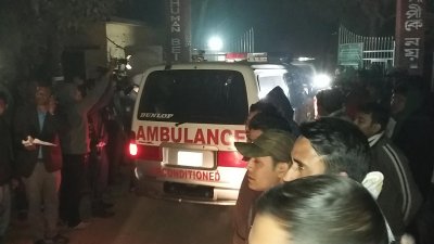 যশোর জেলগেটে লাশ বহনের জন্য অপেক্ষারত অ্যাম্বুলেন্স ও পিক আপ