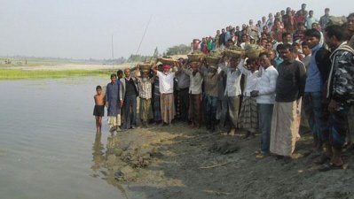 ইসলামপুরে যমুনা নদীর ওপর স্থানীয়দের তৈরি বাঁধটি ধসে গেছে