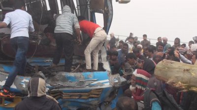 ঘন কুয়াশার কারণে বঙ্গবন্ধু সেতুর ওপর দুর্ঘটনা