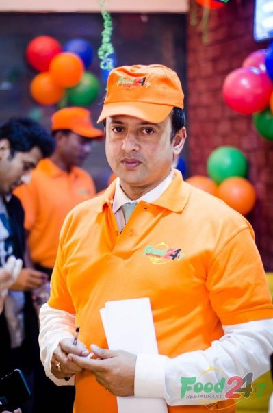 নিজ রেস্তোরাঁয় বেয়ারা সাজে রিয়াজ