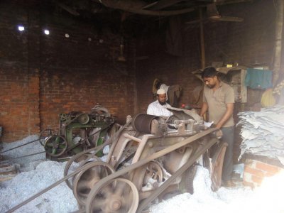 ট্যানারিতে কাজ করছেন শ্রমিকরা