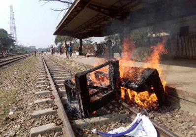 ব্রাহ্মণবাড়িয়া রেলস্টেশনে মাদ্রাসা ছাত্রদের অগ্নিসংযোগ