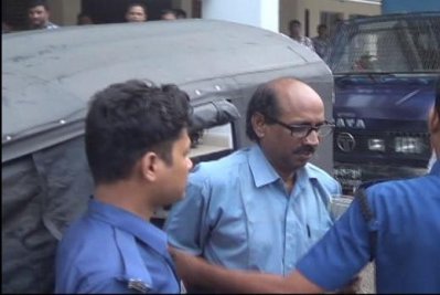 প্রবীর সিকদারকে আটক করে পুলিশ