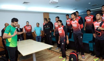 মাশরাফির ক্লাসে ডান থেকে প্রথমে পিনাক ঘোষ