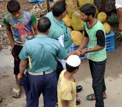ফুটপাতে দায়িত্বপালন রত পুলিশ (ফাইল ছবি)