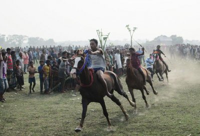 ঘোড়দৌড় চলছে