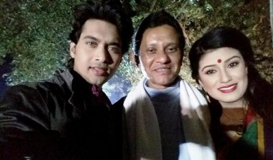 শ্যুটিংয়ের ফাঁকে অভিযুক্ত প্রযোজক প্রিন্সের সঙ্গে রোজ-অমৃতার সেলফি
