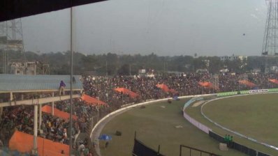দর্শকে পরিপূর্ণ খুলনা স্টেডিয়াম 