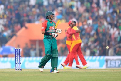 আউট হয়ে সাজঘরে ফিরছেন সৌম্য সরকার