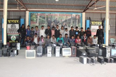 কারওয়ান বাজারে পর্ণ সিনেমা বিপণন