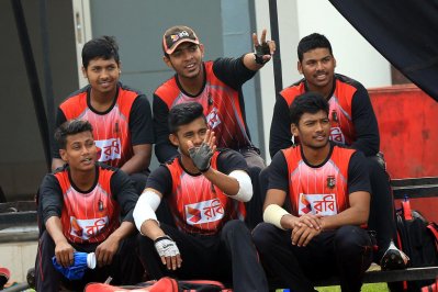 সতীর্থদের সঙ্গে সাইফ হাসান