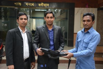 পে অর্ডারের ব্যাগ তুলে দিচ্ছেন কনস্টেবল লিটন (ডানে)