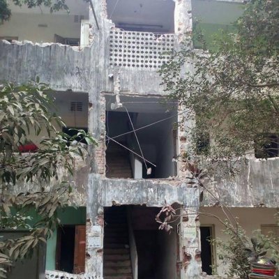 নিউ কলোনির পরিবারগুলোকে উচ্ছেদের পর ভবন ভাঙার কাজ শুরু হয়েছে