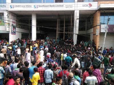 খুলনায় টিকিট নিয়ে লঙ্কাকাণ্ড, পরিস্থিতি নিয়ন্ত্রণে ফাঁকা গুলি