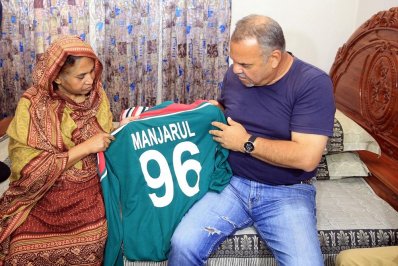 রানার মায়ের সঙ্গে ডেভ হোয়াটমোর