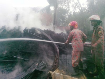 গাজীপুরে ফ্যাক্টরির আগুন নেভাচ্ছেন ফায়ার সার্ভিসের কর্মীরা