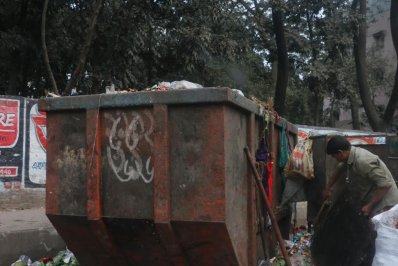 ৬০ ফিটের রাস্তায় শুক্রবার বিকেল ৩.৩০ মিনিটের ছবি