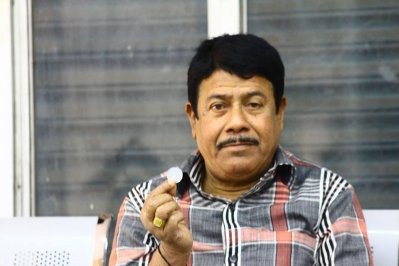 কলকাতার কানাই চ্যাটার্জি, খুব খুশি বাংলাদেশের একটা কয়েন পেয়ে। ছবি: প্রতিবেদক।