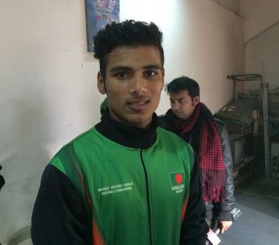 পেনাল্টি কর্নারে স্কুপ করতে সিদ্ধহস্ত ডিফেন্ডার আশরাফুল (ছবি: রায়হান মাহমুদ) )