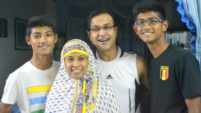 স্ত্রী ও দুই পুত্রের সঙ্গে আসিফ